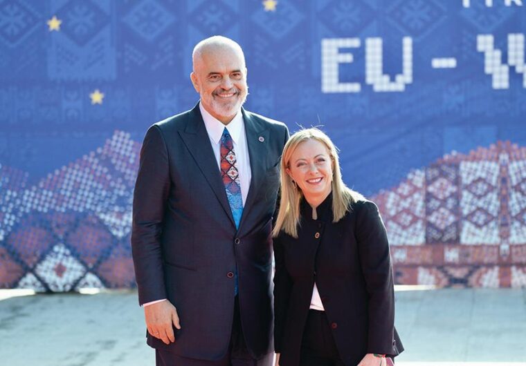 Dal “Boia chi molla” al “O la va o la spacca”. Forgiare statisti