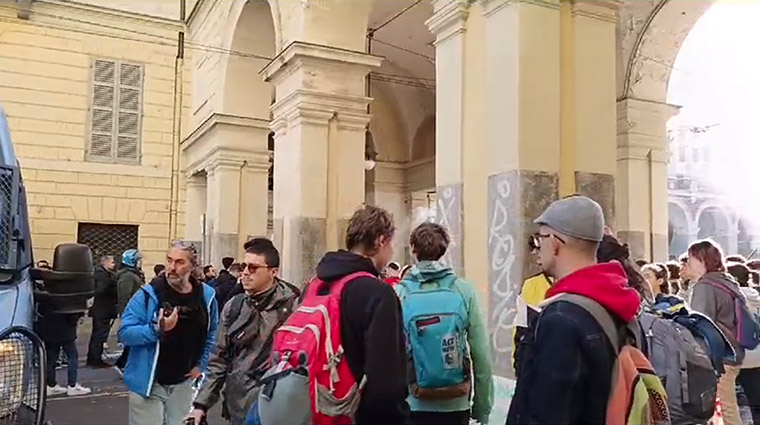 Cronaca di una giornata di sciopero generale divisa in quattro apppuntamenti e soprattutto divisa