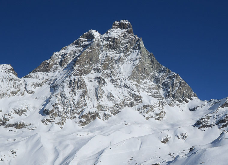 Con quel che succede in giro la priorità è cambiare il nome a Cervinia. Certezze e contezze