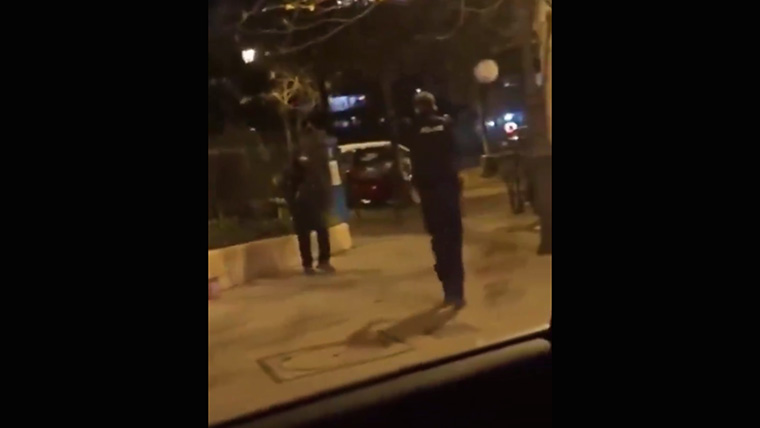 Attacco all’arma bianca a Parigi: un morto e due feriti