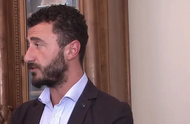 Quando Pozzolo commentava “Mai visto una pistola sparare da sola”. Intanto gli revocano il porto d’armi