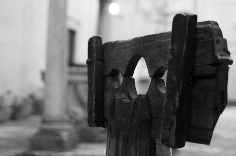 Un’aria talmente pestilenziale che basta una debole miccia per far esplodere la realtà