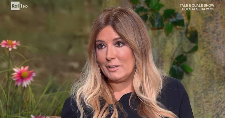 Selvaggia Lucarelli minacciata di morte: “Ti sgozzo”. E lei lascia il social