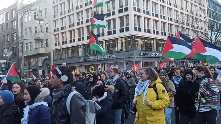 Il neofascismo nero pece rotear fa i manganelli, la Costituzione fa a brandelli e alla Democrazia una prece