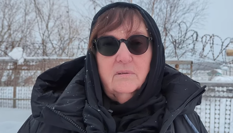 Ultimatum dei russi alla madre di Navalny: o funerale privato o l’avversario di Putin seppellito in carcere. Lei rifiuta