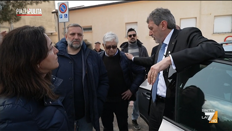 Marsilio al possibile espropriato: “Ne parliamo quando arriva l’assegno” e pacca sulla spalla