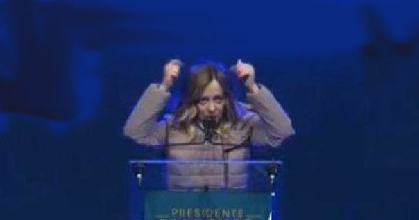 La fortuna di avere una Presidente del Consiglio con l’elmetto