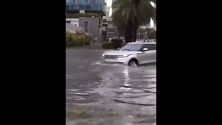 Nubifragio su Dubai. Metropoli allagata