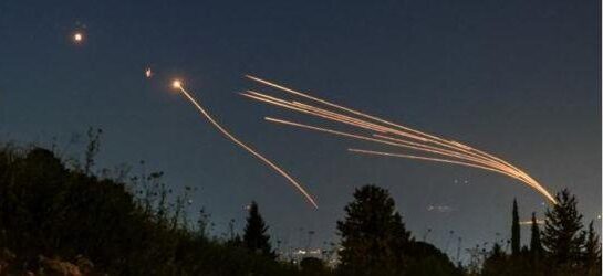 L’Iran attacca Israele con tre sciami di decine e decine di droni: oltre trecento