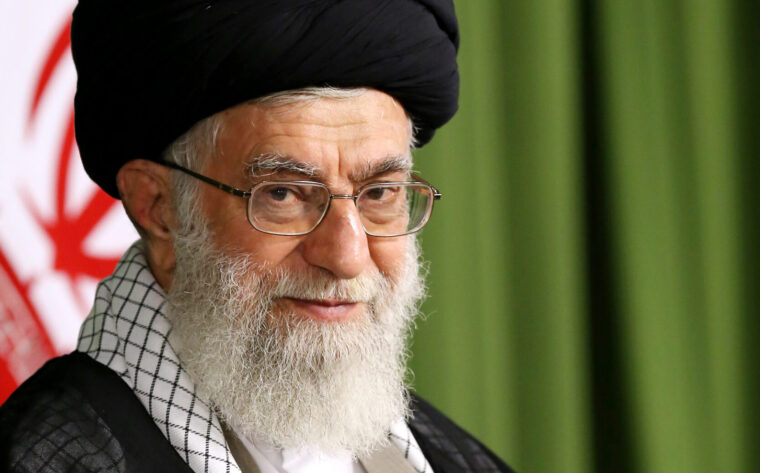 Khamenei: “Israele pagherà molto caro il suo attacco all’Iran”