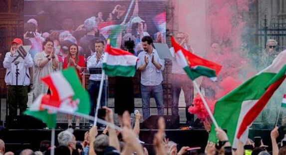 La “grande popolarità” di Orbán porta fiumi di persone in piazza contro il suo governo