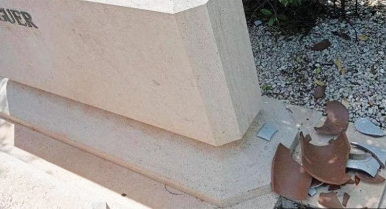 Come se vandalizzare la tomba di Enrico Berlinguer non fosse anche vandalizzare se stessi