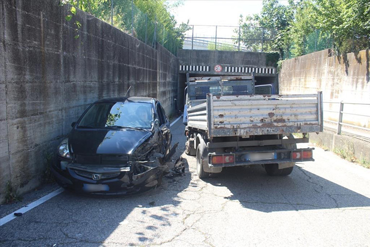 Cesena. Scontro nel sottopasso di via San Cristoforo, coinvolti un’Honda Jazz e un autocarro