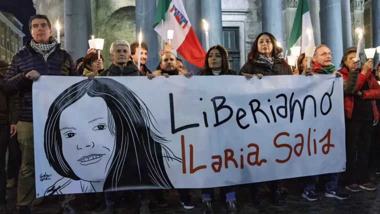 Ilaria Salis è libera, tolto il braccialetto elettronico