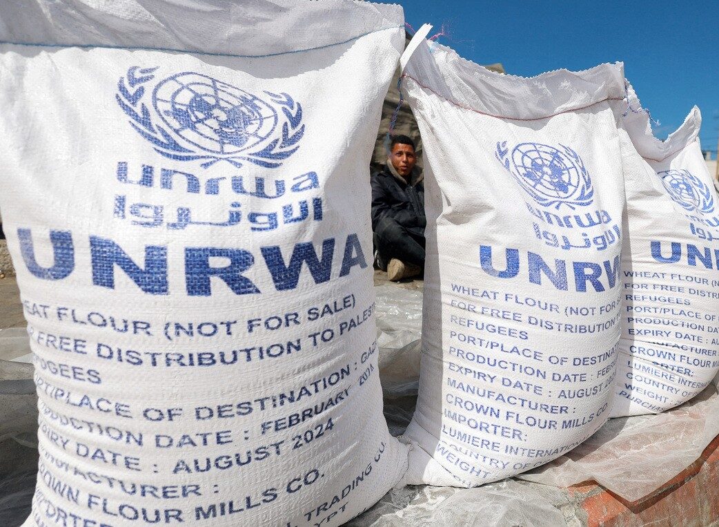 Israele colpisce una scuola dell’Unwra: 45 morti e la Spagna si unisce al Sudafrica nel processo contro Israele