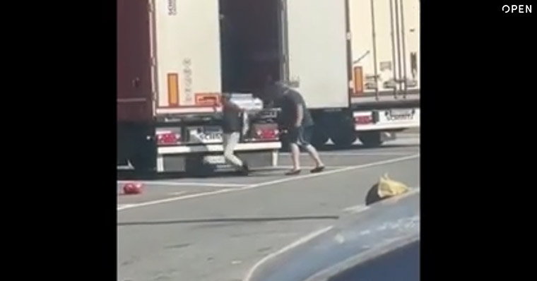 Il maschio alfa prende a cinghiate le clandestine sul suo camion