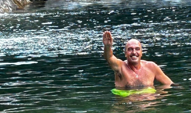 Non era un saluto romano, certamente era vittima di paresi