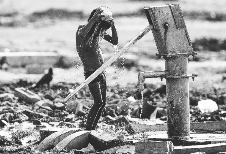 Ci sono palazzi con una piscina per ogni piano e poveracci in basso con un catino per raccoglierne le gocce d’acqua