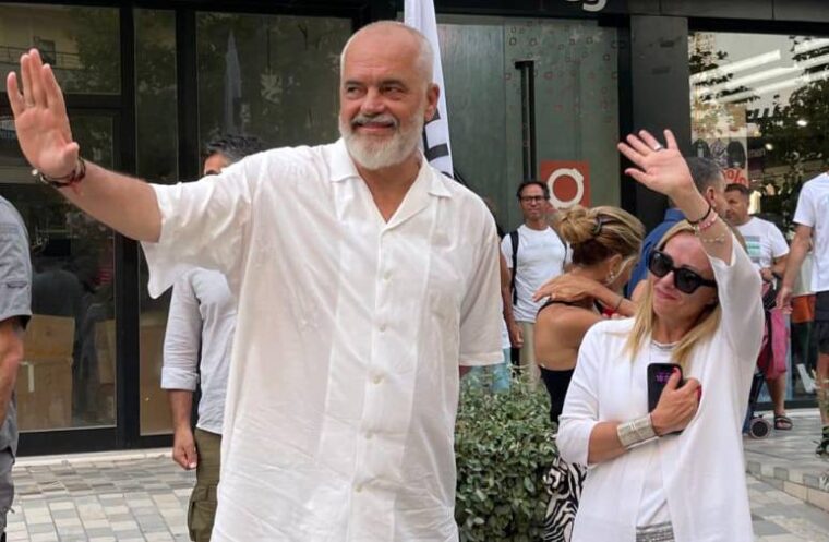 Operatori e Polizia via dal centro migranti – senza migranti, in Albania dopo avere buttato miliardi raccontandola male