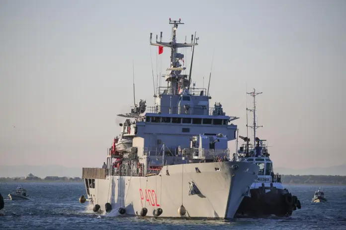 Altri otto migranti arrivano in quella specie di residence per pochi in Albania