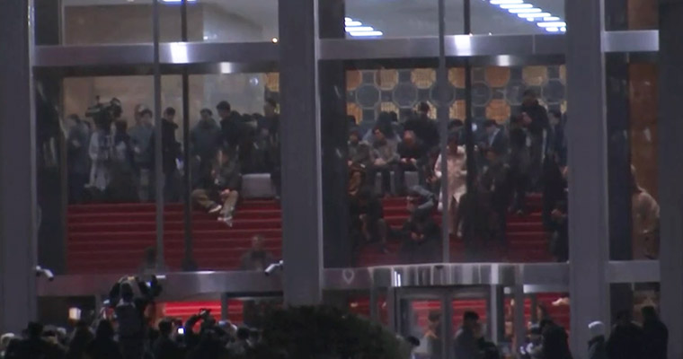 Corea del Sud. Il Parlamento ha dichiarato “nulla” la legge marziale dichiarata dal presidente Yoo che l’ha ritirata