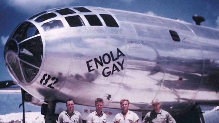 Trump ordina di cancellare l’Enola Gay dagli archivi perché ha la parola “gay” nel nome