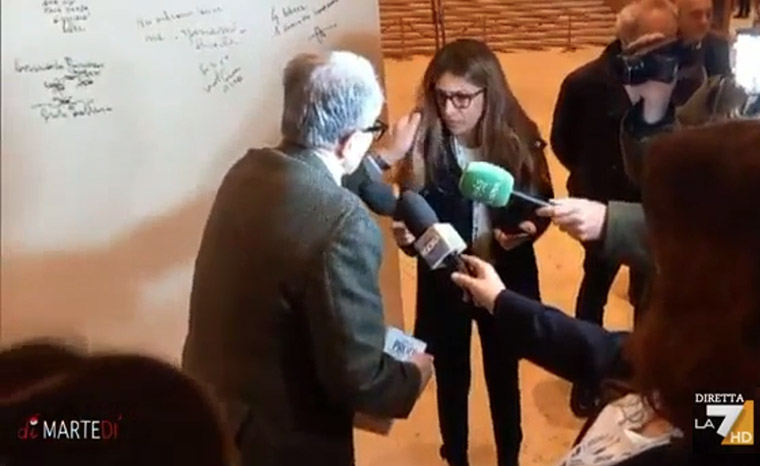 Non va bene tirare i capelli a una giornalista, non va bene. E lui, che è un signore, riconosce: “Ho fatto un errore”