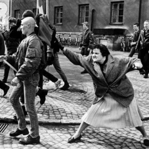 Semi-serissimo racconto di una borsettata antineonazista e di un “Bella Ciao” patriottico antineofascista