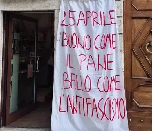 “Chiunque, in un luogo pubblico o aperto al pubblico” (….) “mette comunque in circolazione scritti o disegni, senza avere ottenuto l’autorizzazione”… Ed eccoci ad Ascoli Piceno