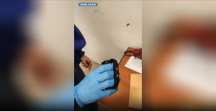 Tirapugni, taser e torcia integrata, inedita arma trovata in possesso di un cittadino albanese che tentava di rubare furgone