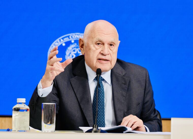 Raccogliere, analizzare e poi chiudere in un freezer, l’ultimo pezzo di un corpo che si chiamava democrazia