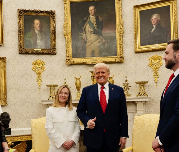 Ricordate Meloni paonazza a scagliarsi contro le Big Tech americane? Ora è muta