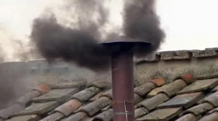 Fumata nera. E’ la prima