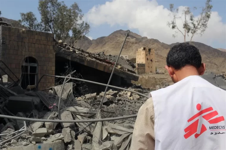 Yemen, MSF: “Civili a rischio e forniture interrotte dopo raid israeliani su aeroporto di Sana’a e porto di Hodeida”