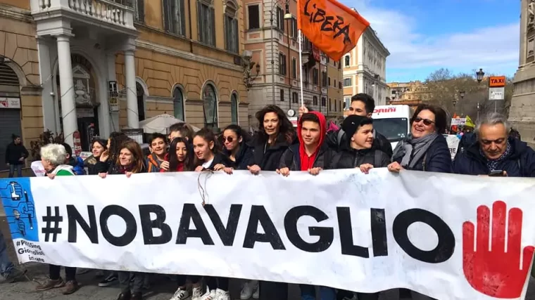 “Mai più antifascismi”: l’estrema destra insulta la memoria