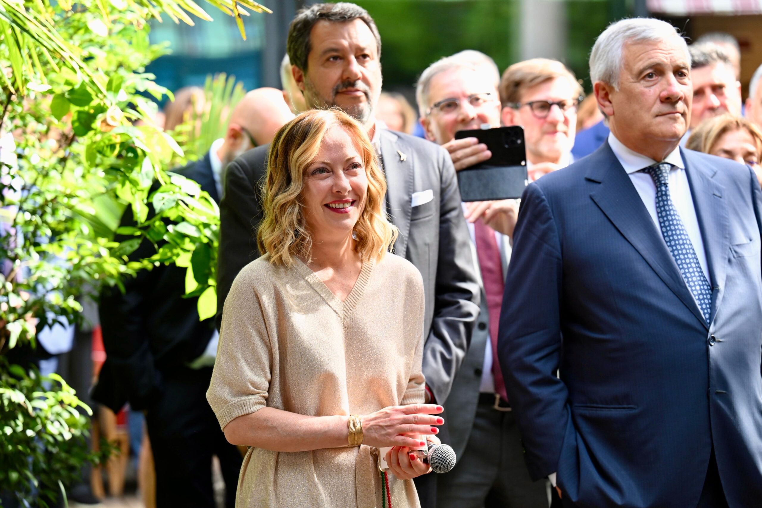 Mentre il mondo esplode loro hanno altre priorità e si occupano del terzo mandato