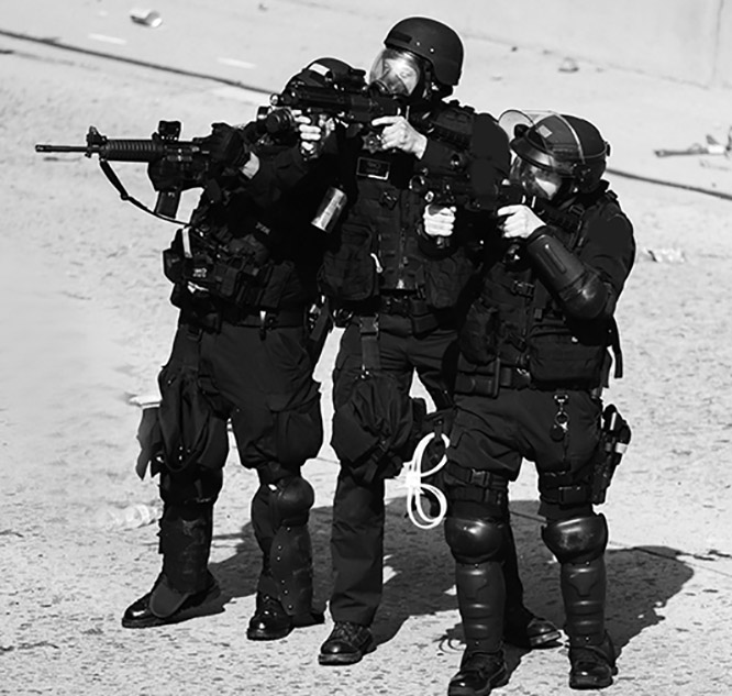 Circondatə. A terra. Picchiatə. Ammanettatə. Così ci vorrebbero