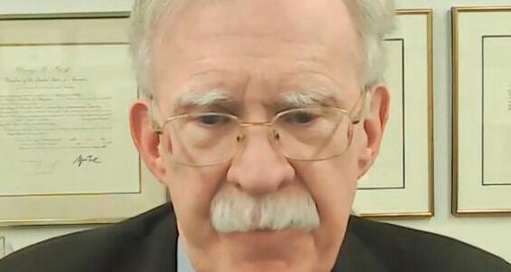 L’Fbi perquisisce la casa di John Bolton, l’ex consigliere che ora critica Trump