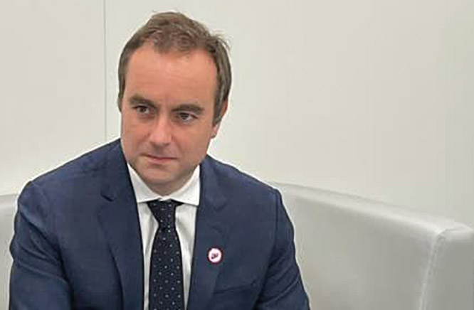 Lecornu dimissionario (dimissionato?)