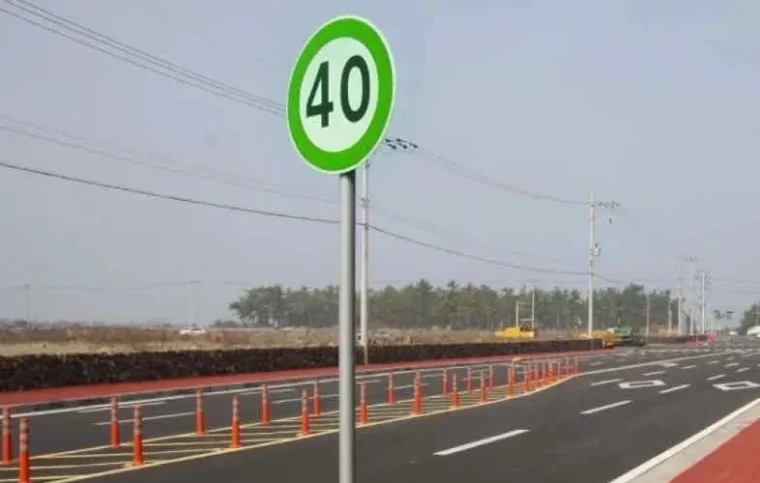 I cartelli stradali con bordo verde che non proibiscono ma suggeriscono