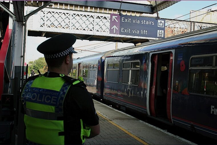 Gran Bretagna, undici accoltellati su un treno per Londra fatto fermare ad Huntingdon