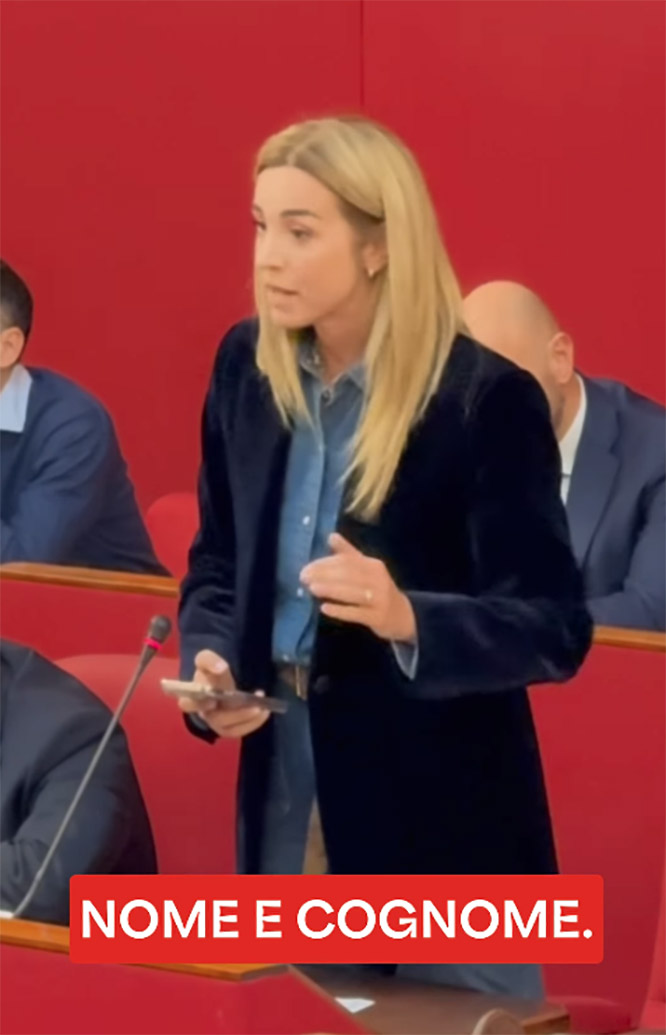 La Sindaca di Genova Silvia Salis legge gli insulti che riceve via social