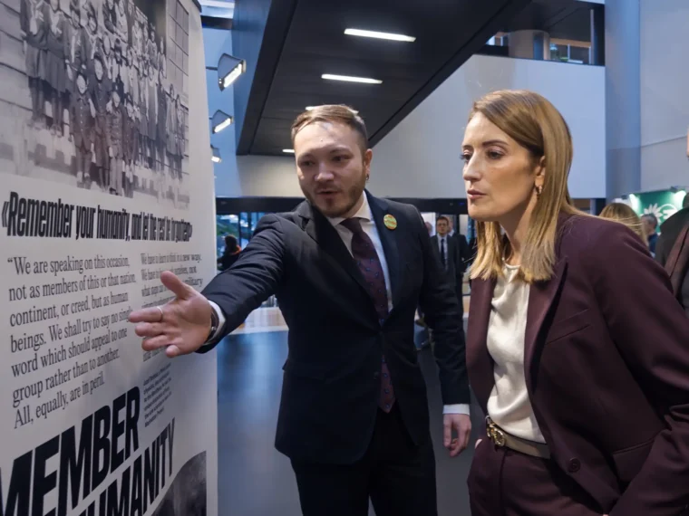 Strasburgo, la Presidente del Parlamento Europeo Roberta Metsola inaugura la centesima tappa della mostra Senzatomica promossa dalla Soka Gakkai italiana