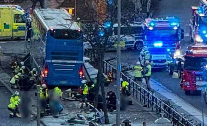 Stoccolma, autobus si schianta contro una fermata. Morti e i feriti