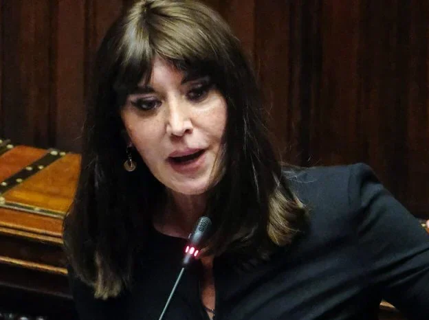 Il mondo intero ci insegna che la la parola è importante e poi però ce la toglie