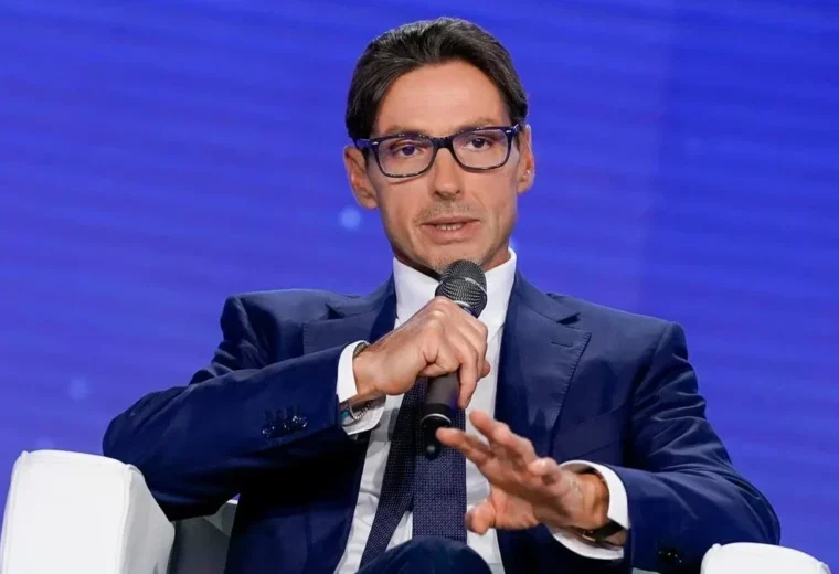 Metti che i Berlusconi stiano per scaricare Tajani mentre il Piersilvio suona la marcia trionfale di Mediaset