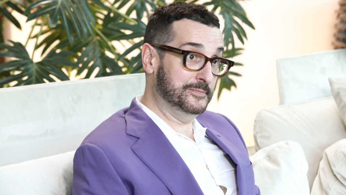 Lo “sberluccico” del suo abito e altre amenità…. O dell’ennesimo programma tv semi-demenziale