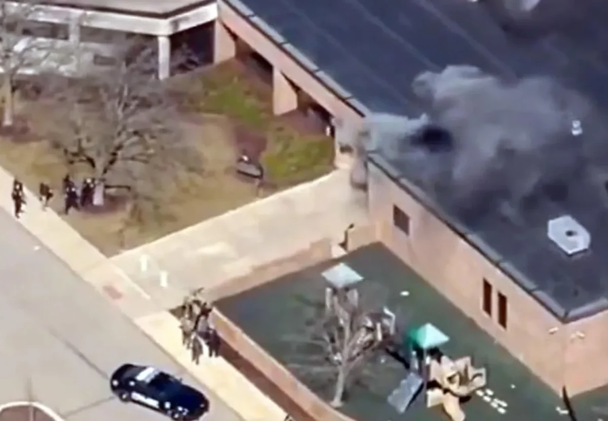 Sparatoria in una sinagoga a Detroit dopo lo schianto di un’auto sul tempio, l’assalitore ucciso