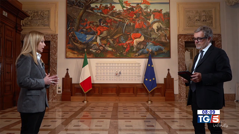 Monologo di Meloni sull’ammiraglia di casa Berlusconi: “L’Iran la smetta coi raid”. Poi solo referendum